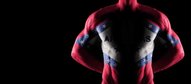 Флаг Арканзаса на мускулистом мужском туловище с прессом, концепция бодибилдинга Арканзаса, черный фон