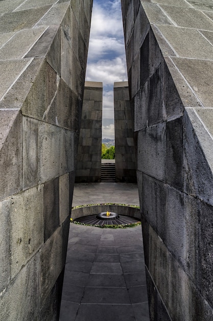 Foto gratuita complesso monumentale commemorativo del genocidio armeno con fuoco che brucia nel mezzo