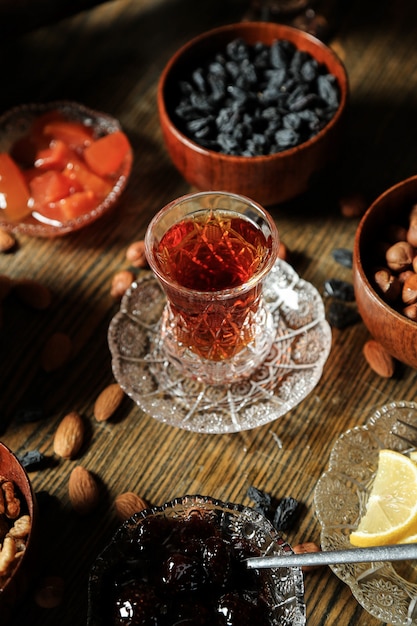 Free photo armudy with tea with hazelnut, raisins and almonds