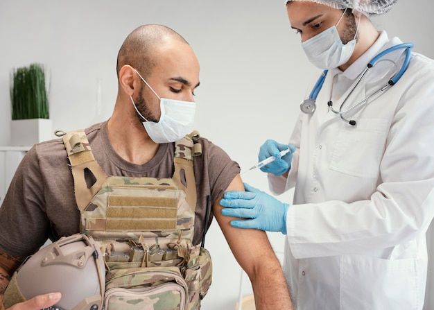 Uomo dell'esercito che si vaccina