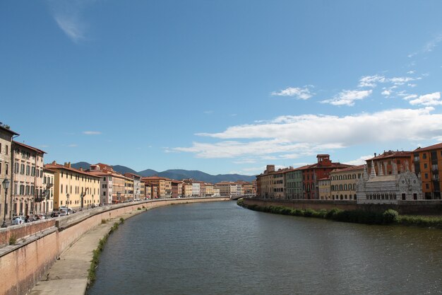 맑고 푸른 하늘과 아르노 강 피사 이탈리아