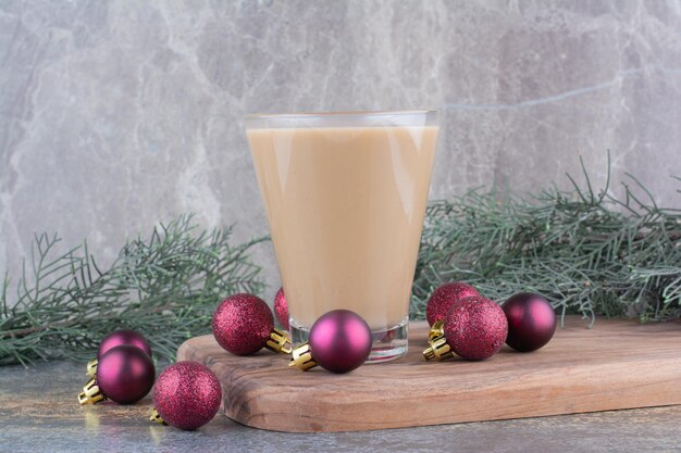 나무 보드에 크리스마스 볼과 아로마 커피. 고품질 사진