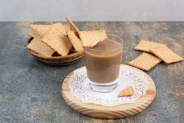 Ароматная чашка кофе с крекерами на мраморном фоне. Фото высокого качества