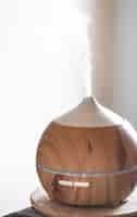 Foto gratuita lampada diffusore di olio aromatico su un tavolo. aromaterapia e concetto di assistenza sanitaria.