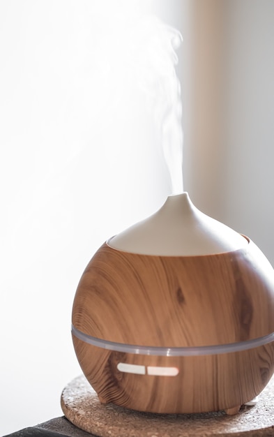 Лампа диффузора ароматического масла на столе. Концепция ароматерапии и здравоохранения.