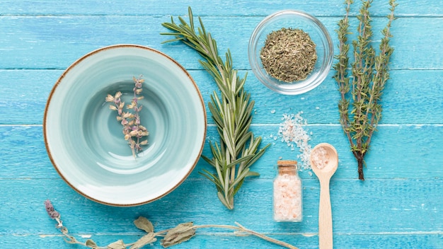 Foto gratuita aromaterapia sale e lavanda vista dall'alto