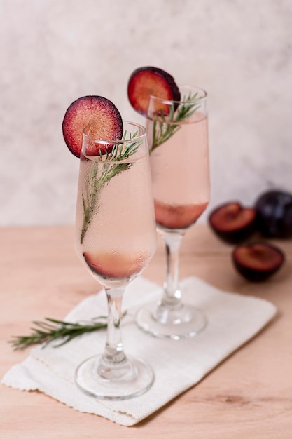 Foto gratuita cocktail aromatici pronti per essere serviti