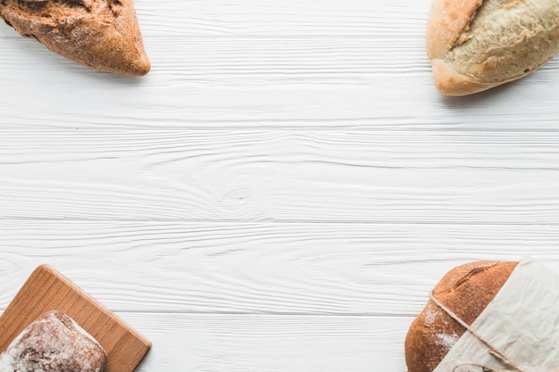 Аранжированные хлебы на белом столе