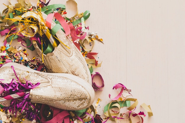Foto gratuita scarpe eleganti e confetti assortiti
