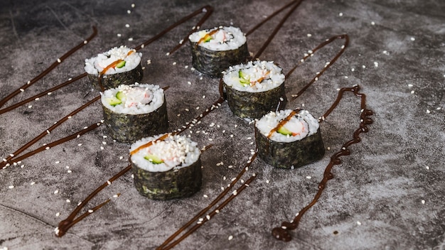 Foto gratuita involtini di sushi con salsa e salsa