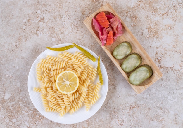 Free photo arrangement of appetizer and main course on marble surface.