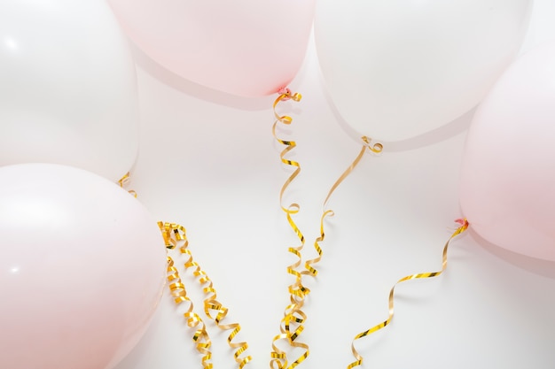 Arrangement of balloons with golden ribbons