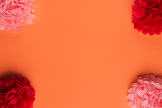 오렌지 표면에 아름다운 종이 접기 종이 꽃의 배열