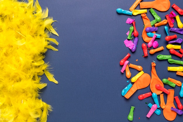 Foto gratuita disposizione degli oggetti colorati di carnevale con spazio di copia