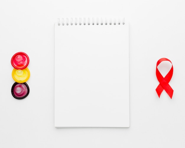 빈 메모장으로 다채로운 콘돔의 배열