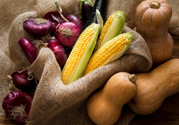 Free photo arrangement of delicious autumnal vegetables