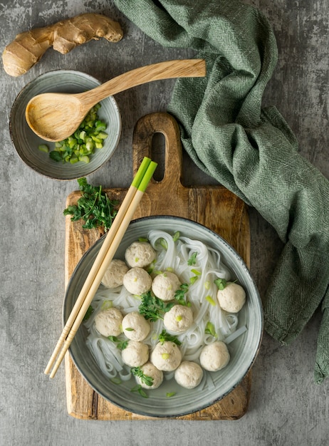 Foto gratuita disposizione della deliziosa ciotola bakso