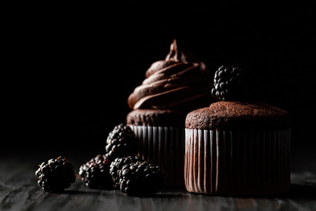 Foto gratuita disposizione di deliziosi dolci al cioccolato