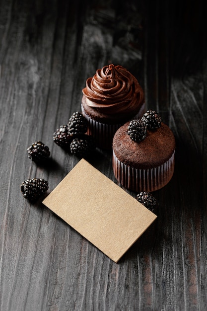 Disposizione di deliziosi dolci al cioccolato