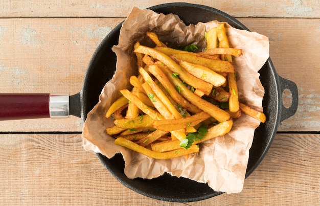 Free photo arrangement of delicious potato fries in pan