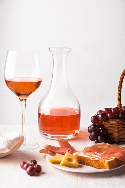 Foto gratuita organizzazione di deliziose degustazioni di vini