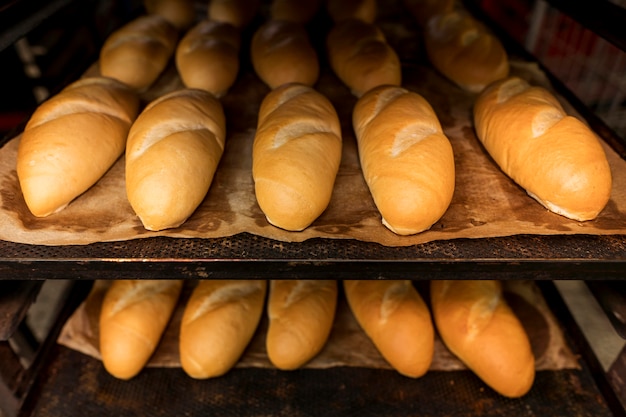 갓 구운 빵의 배열