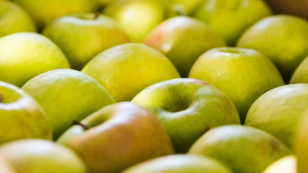 농민 시장에서 신선한 유기농 그린 애플의 배열