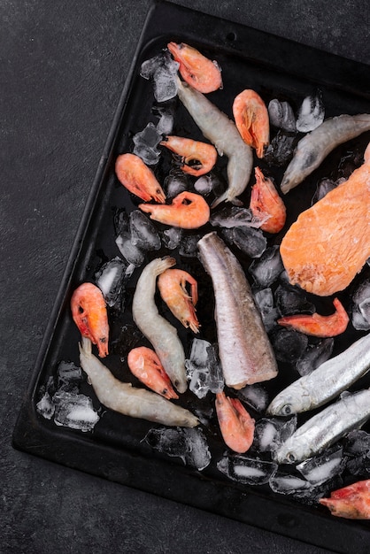 Расстановка замороженных морепродуктов на столе