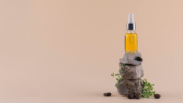 Arrangement of jojoba oil dropper