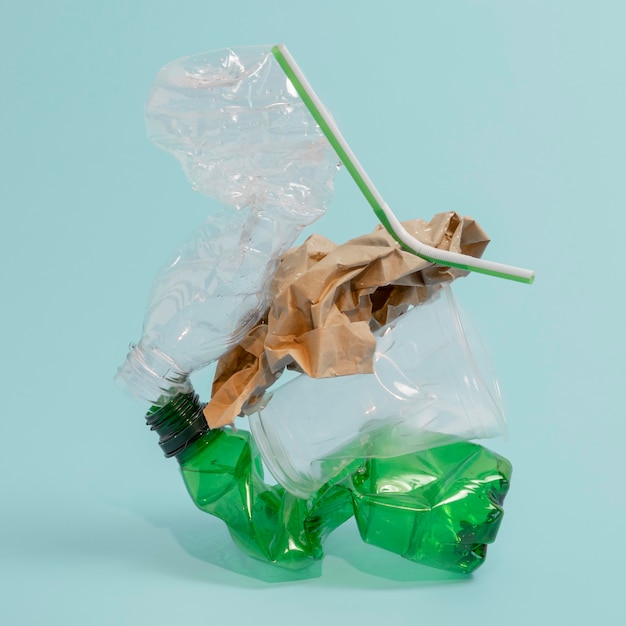 Disposizione di elementi in plastica non ecologici