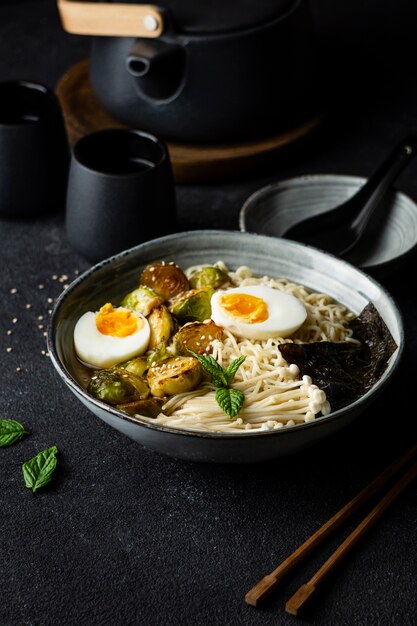 Arrangement of noodles in a bowl