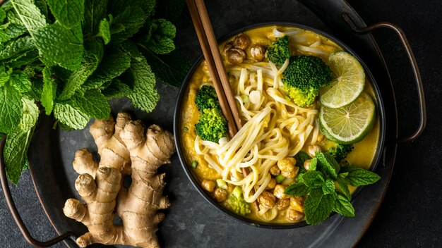 暗いテーブルでの麺の配置