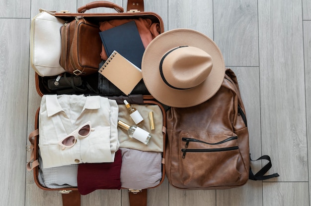 Бесплатное фото Расстановка одежды и аксессуаров в чемодане