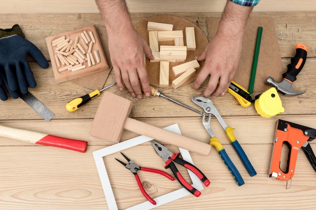 Бесплатное фото Расположение инструментов и концепция плотницких работ рабочих рук