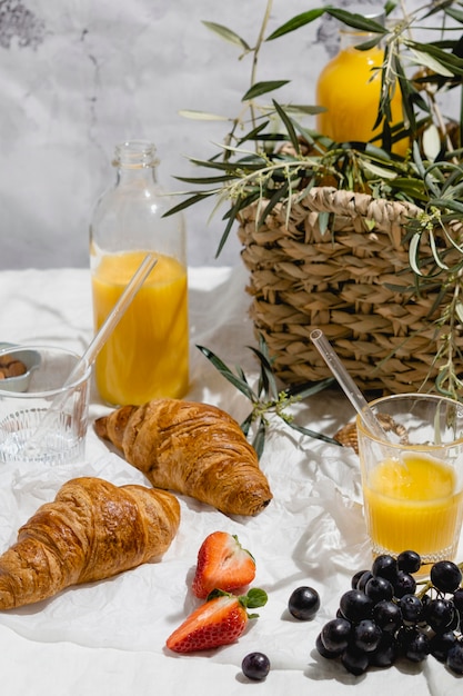 Free photo arrangement of picnic goodies on a blanket