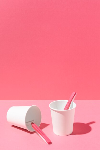 ピンクのかみそりの刃とカップの配置