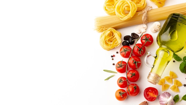 Disposizione di pasta cruda e ingredienti con spazio di copia