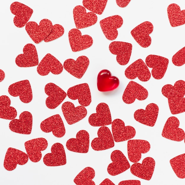 Free photo arrangement of red hearts on white background