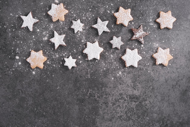 Foto gratuita disposizione dei biscotti di panpepato a forma di stella