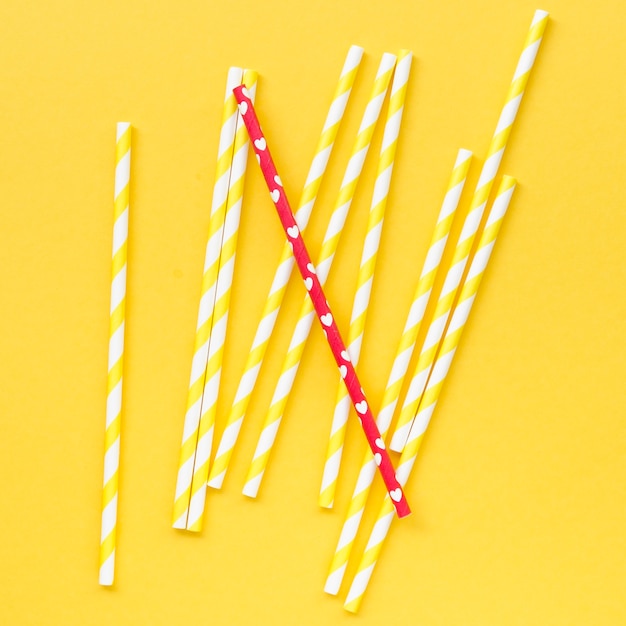 Arrangement of straws for individuality concept