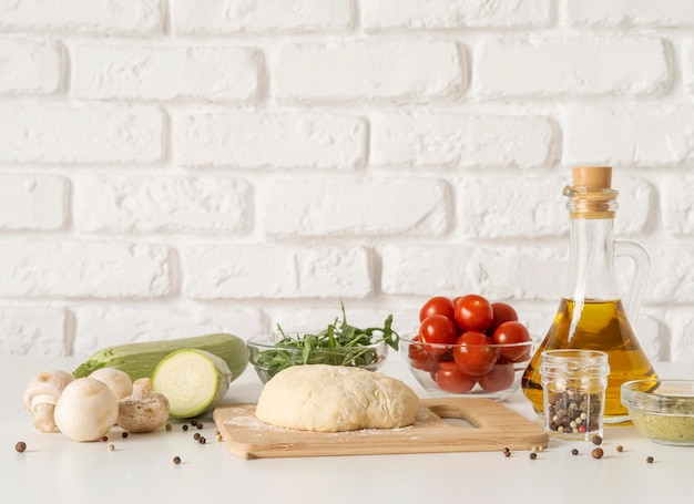 Disposizione della gustosa pasta per pizza