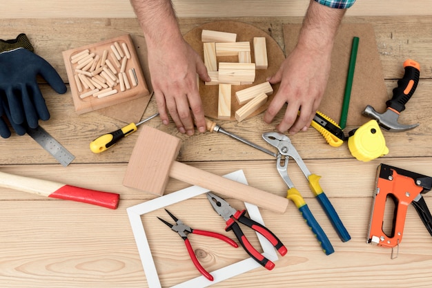 Расположение инструментов и концепция плотницких работ рабочих рук