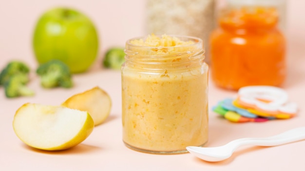 Arrangement with baby food in jars