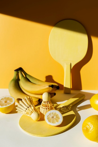 Бесплатное фото Композиция с бананами и лопатками