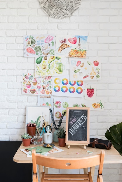 Free photo arrangement with beautiful drawings on wall