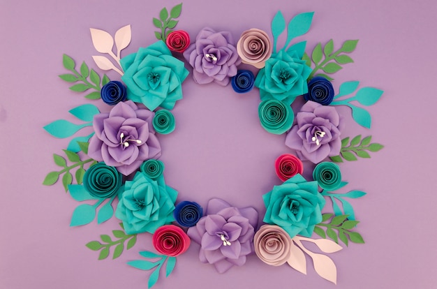 Free photo arrangement with beautiful wreath and purple background