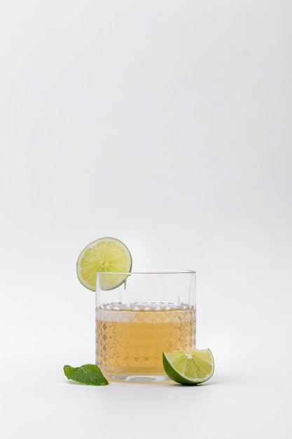 Arrangement with beverage with lime slices