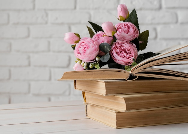 本と美しい花のアレンジメント
