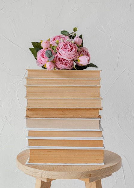 Бесплатное фото Композиция из стопки книг и роз