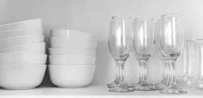 Free photo arrangement with bowls and glasses